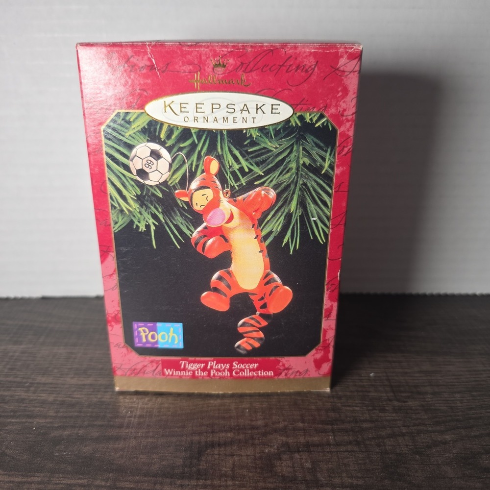 Hallmark Keepsake Ornament 1999 [[Tigger Plays Soccer]] NEW